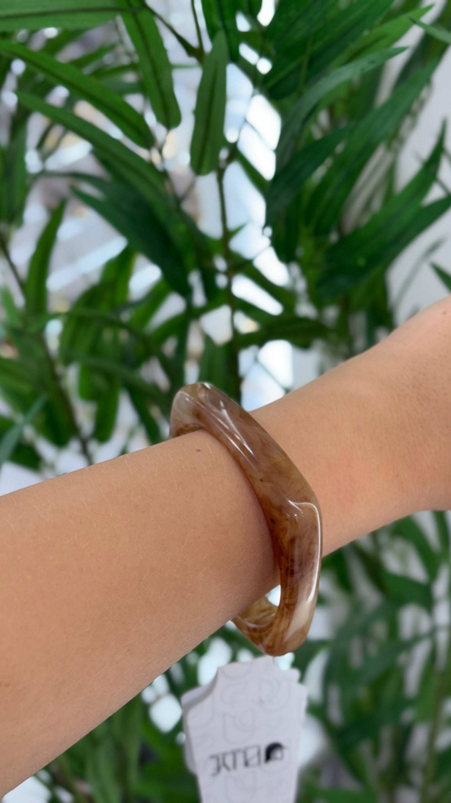 bracelete acrílico quadrado grosso marrom claro com transparência