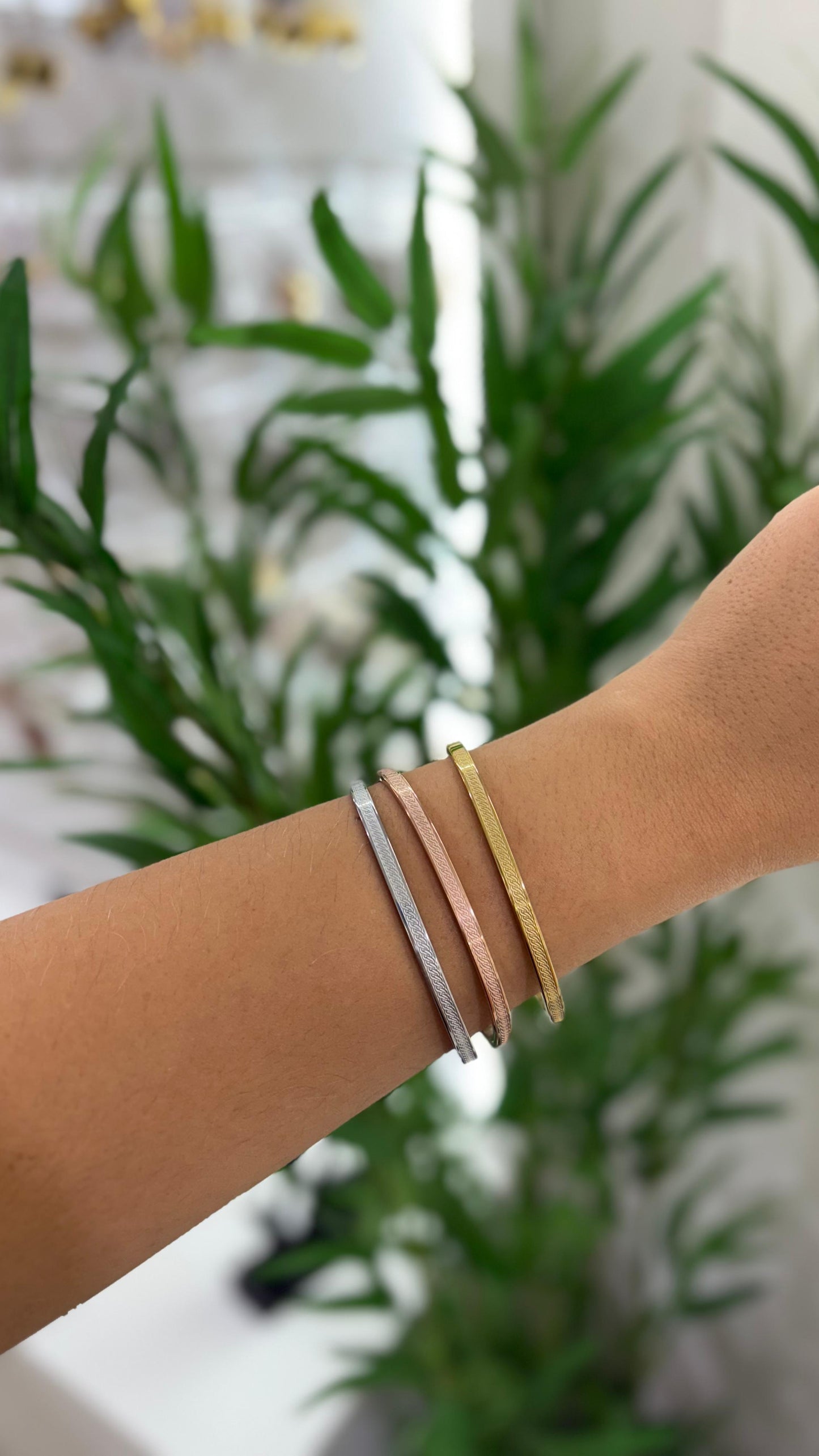 trio de bracelete aço dourado, prata e rose.
