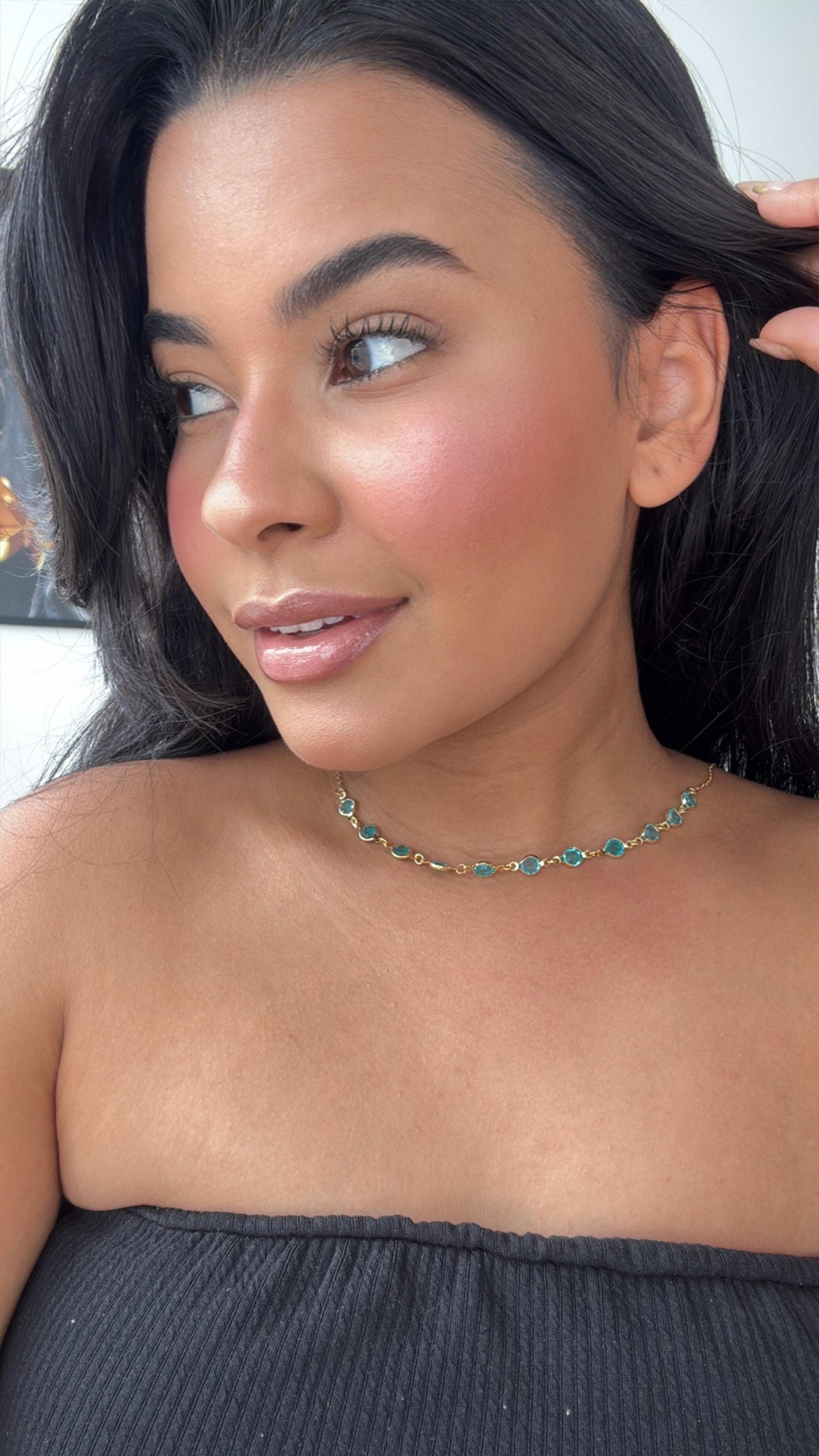choker dourada com pedrinhas em azul delicada