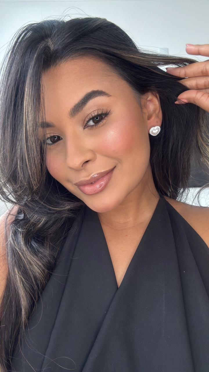 brinco prata formato de coração em pérola cravejado nas laterias