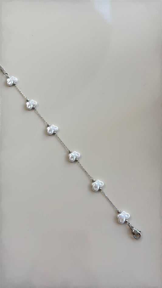 pulseira dourada com detalhe em borboleta minimalista prata