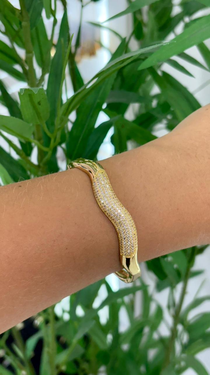 bracelete dourado ondas cravejado
