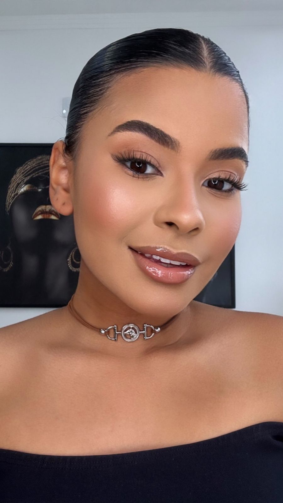 colar choker marrom claro com pingente central prata