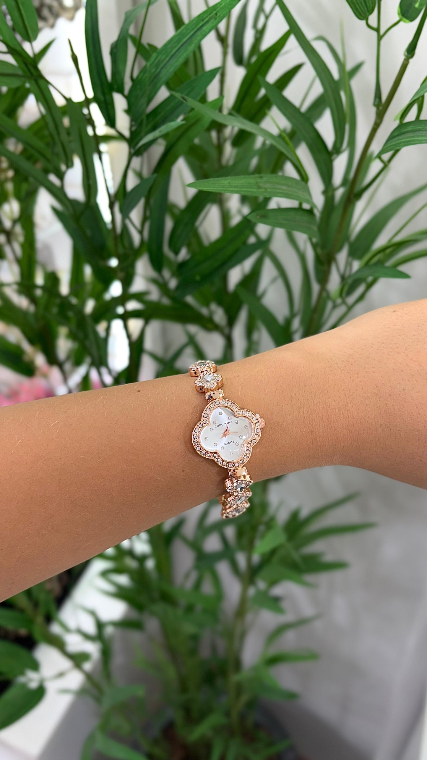 relógio inspiração Van Cleef dourado com transparente