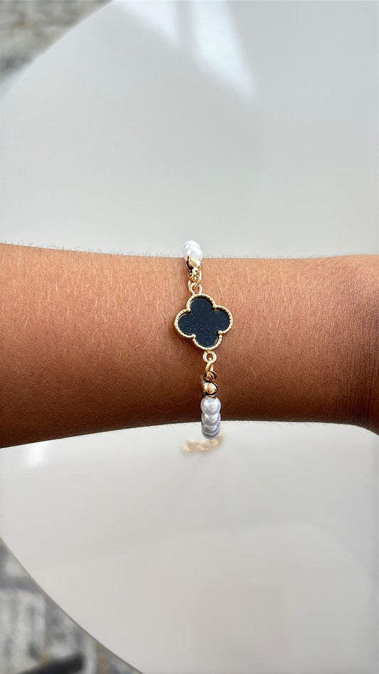 pulseira em pérola com detalhe em trevo preto com dourado