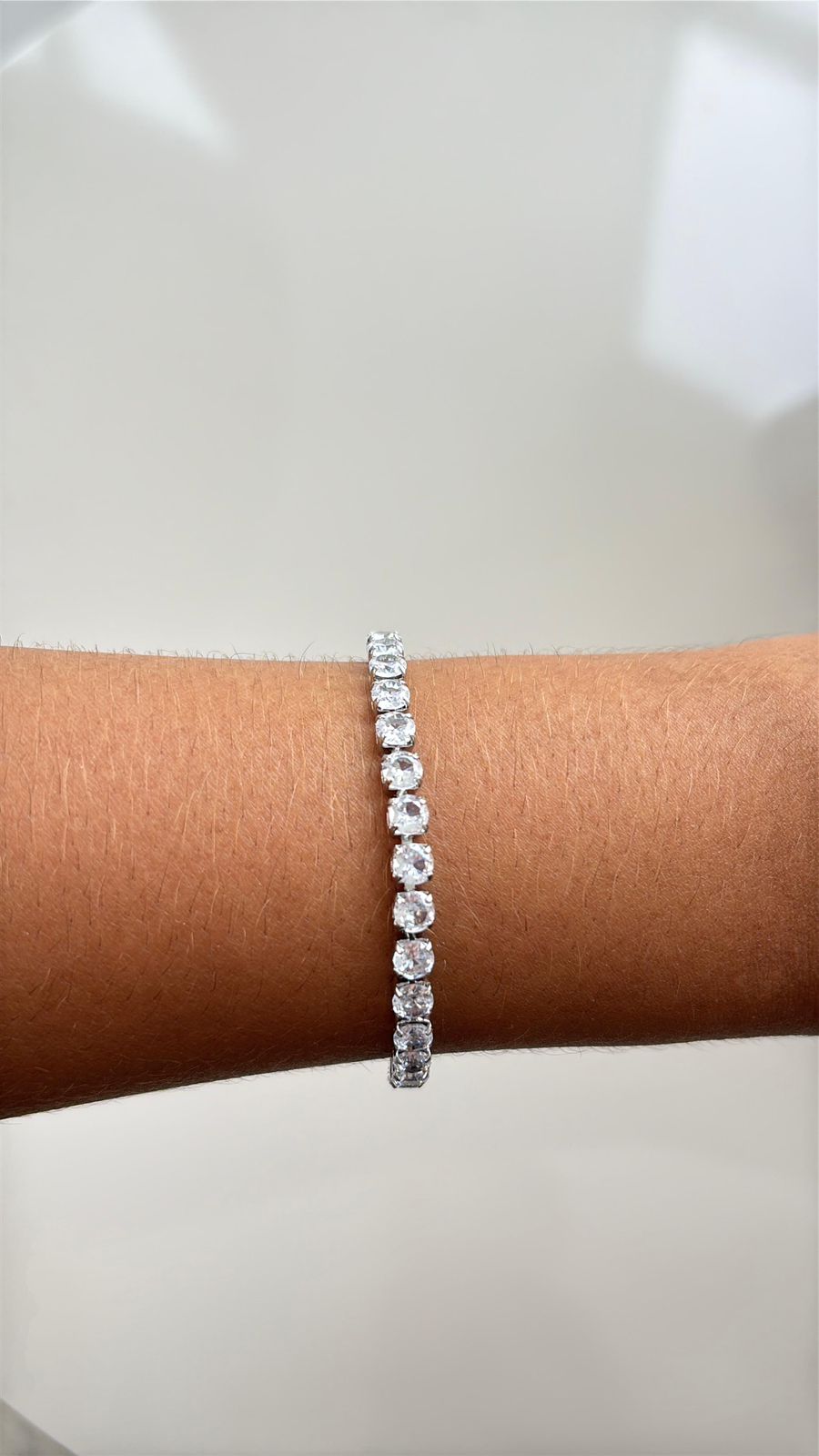 pulseira em pedras transparentes com fecho em prata