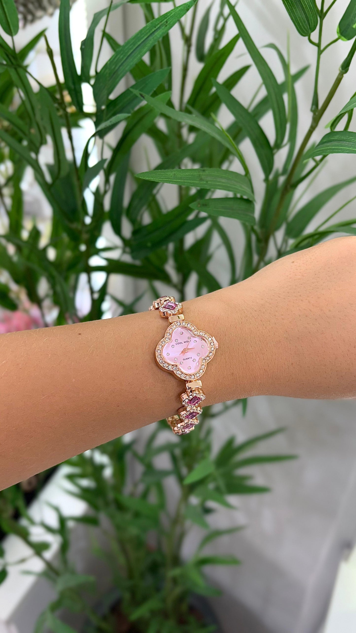 relógio inspiração Van Cleef dourado com rosé