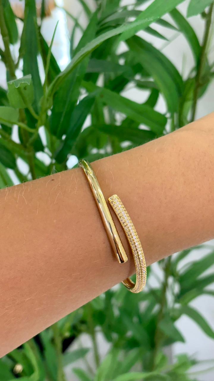 bracelete dourado com pontas cravejado e liso