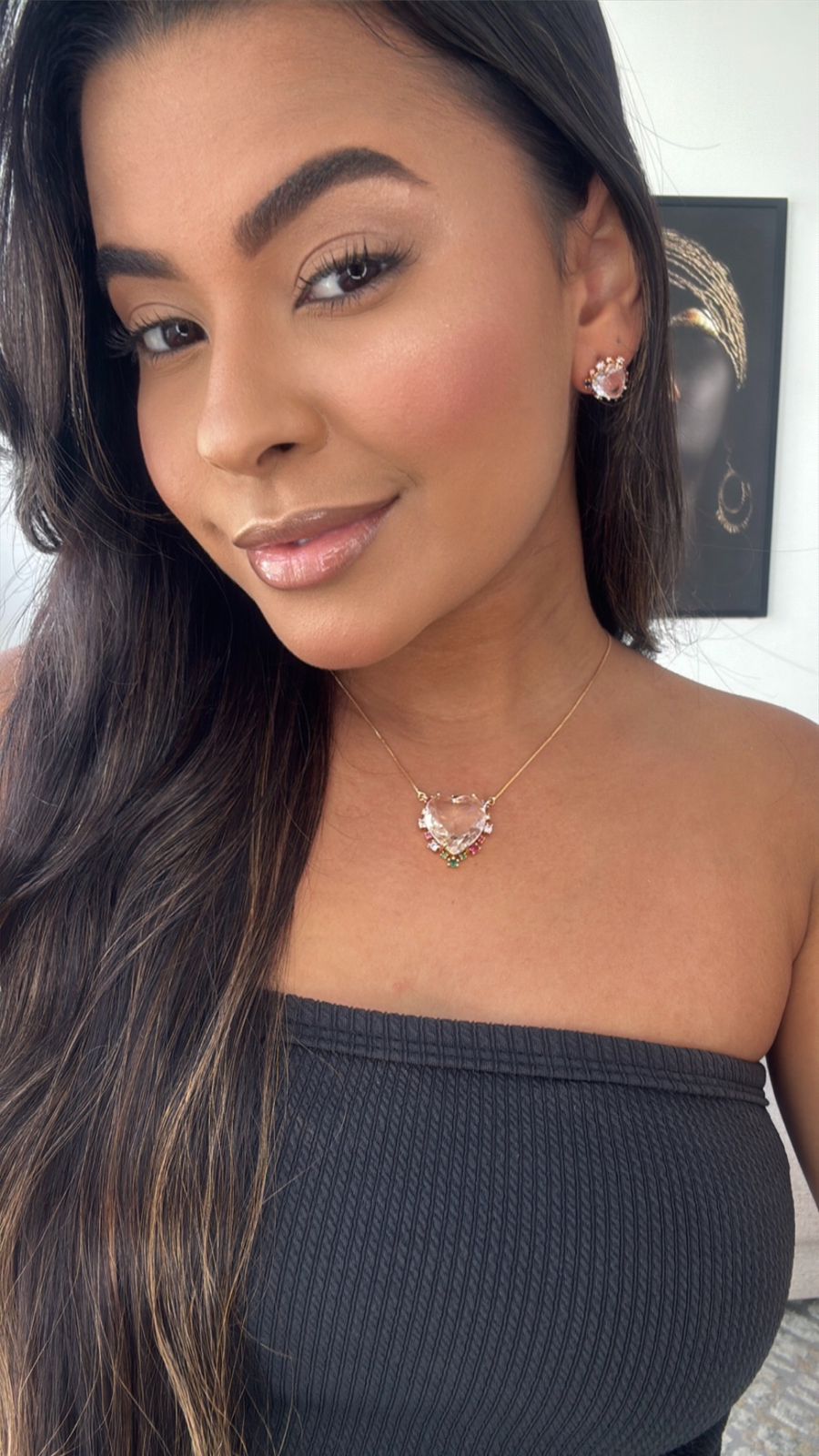 conjunto de colar e brinco dourado com coração transparente com detalhe nas bordas