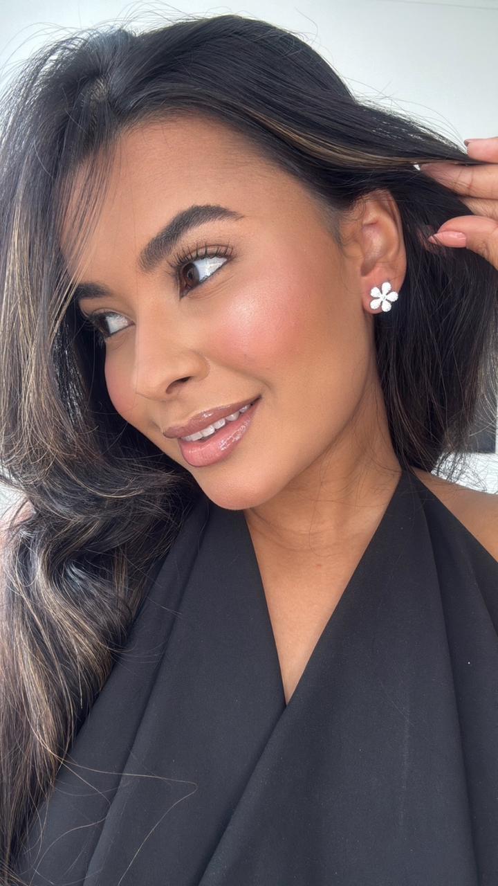 brinco prata de flor cravejado