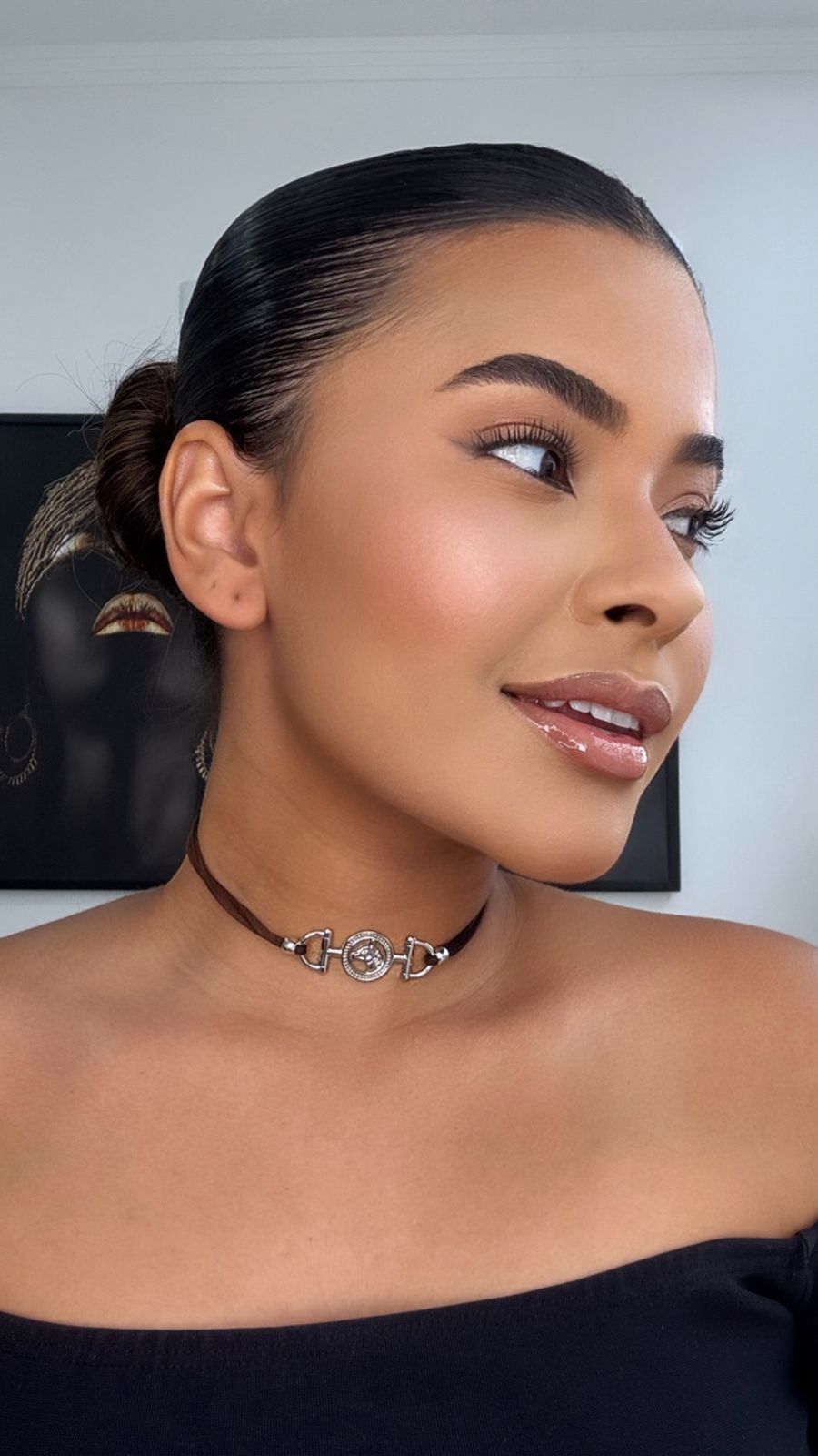 colar choker marrom escuro com pingente central prata