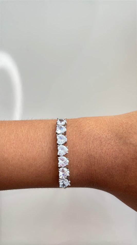 pulseira cravejada com coração dourado e fecho gravatinha