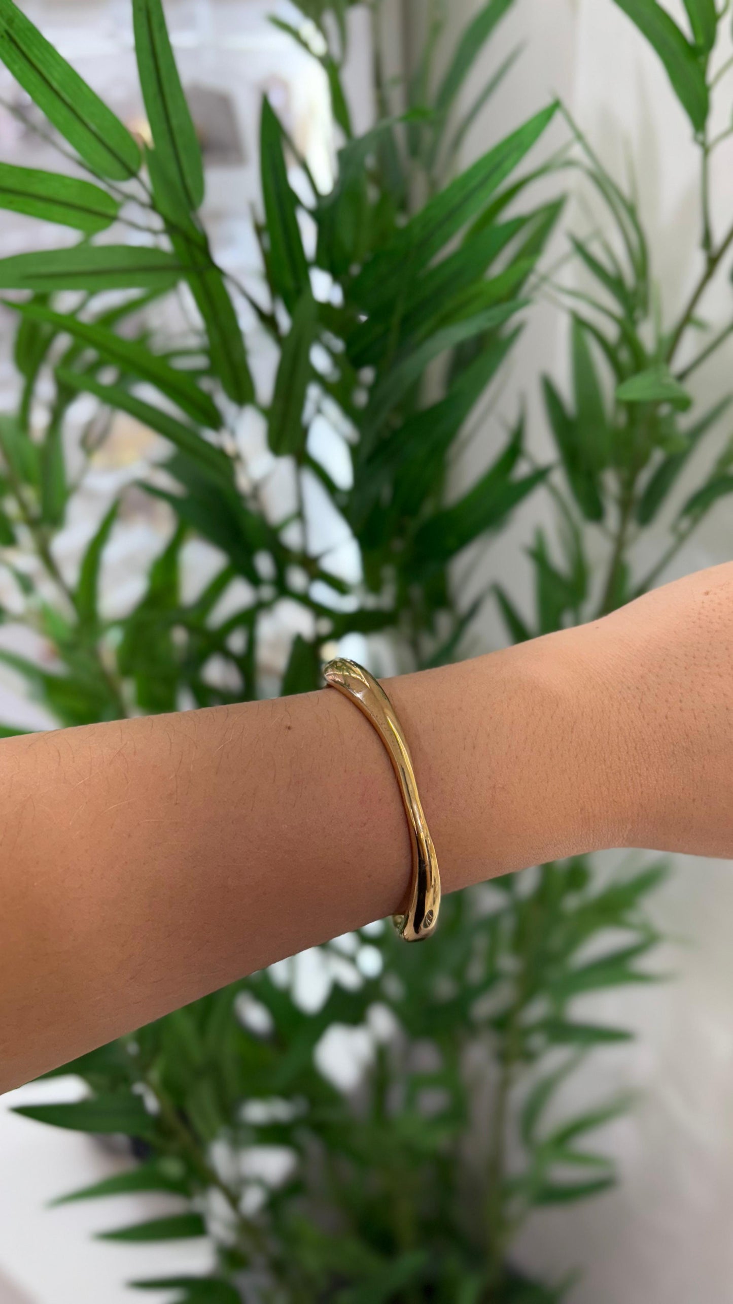 bracelete dourado minimalista