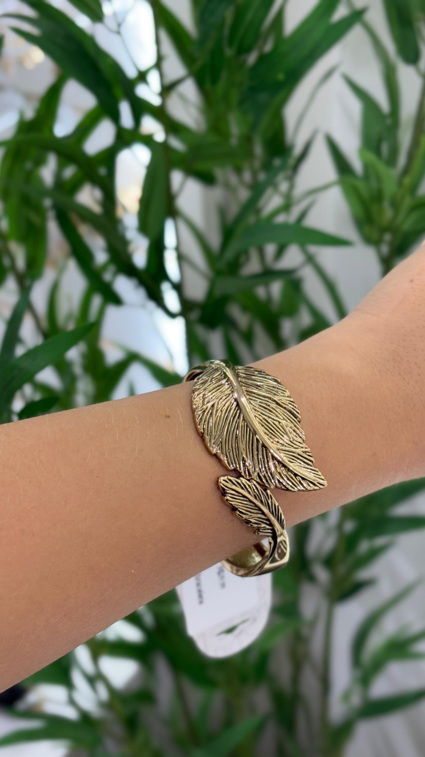 bracelete dourado folhagem