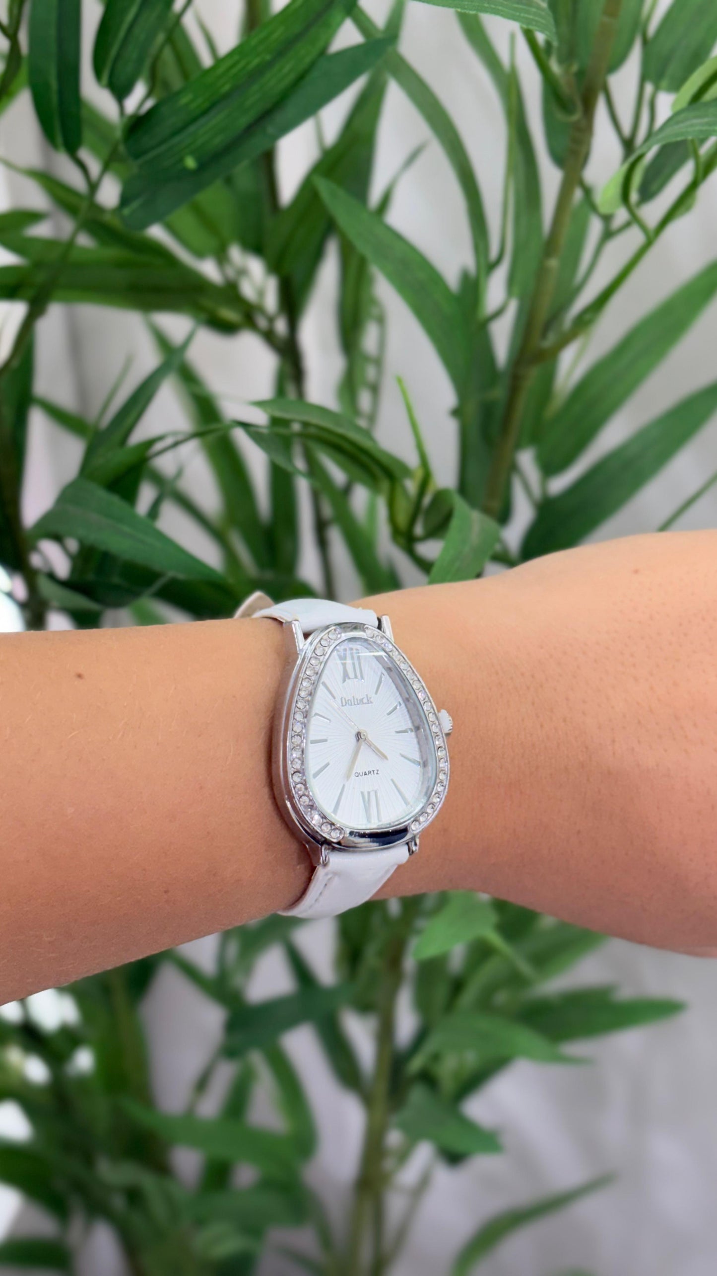 Relógio vintage branco com detalhes prata e strass