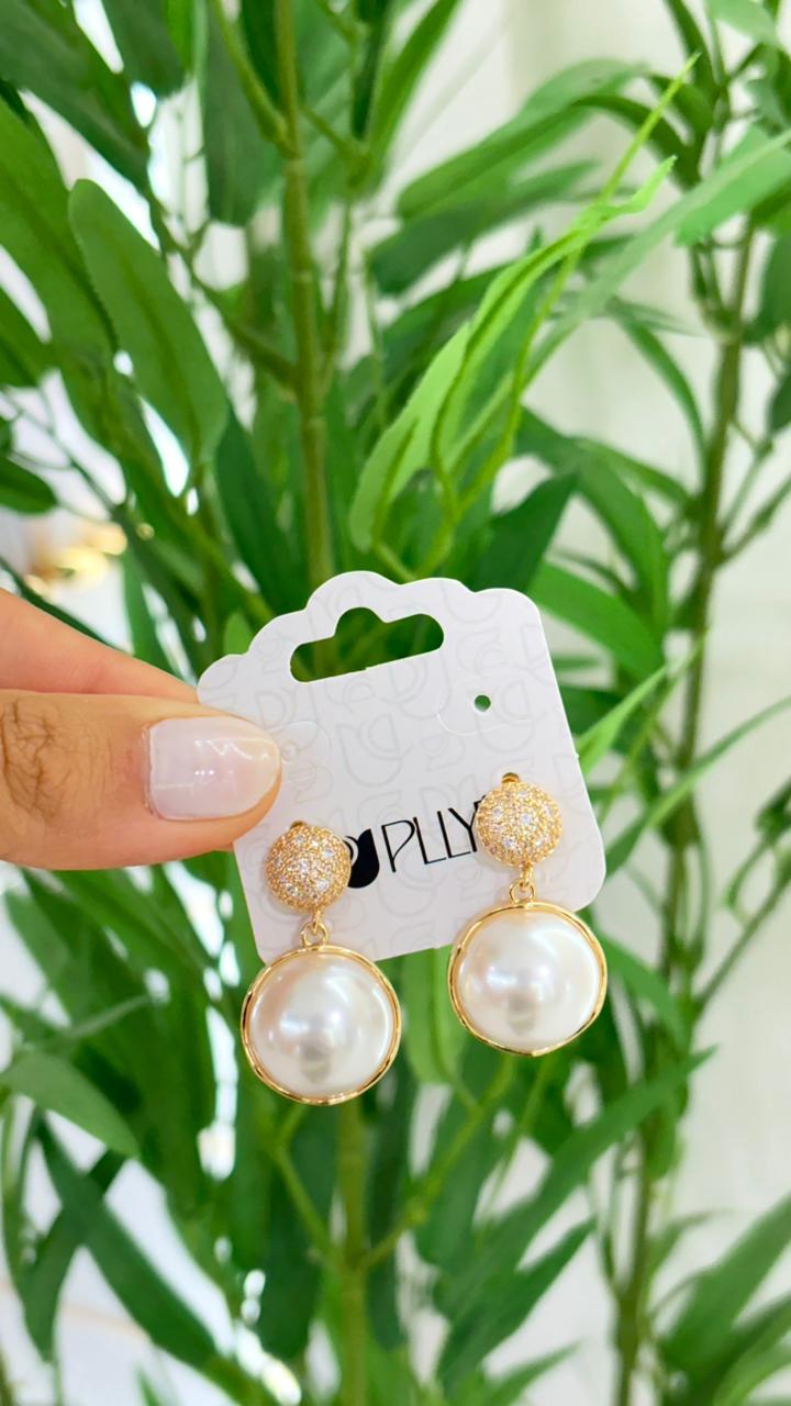 brinco pérola com ponta cravejada e pérola revestida com dourado