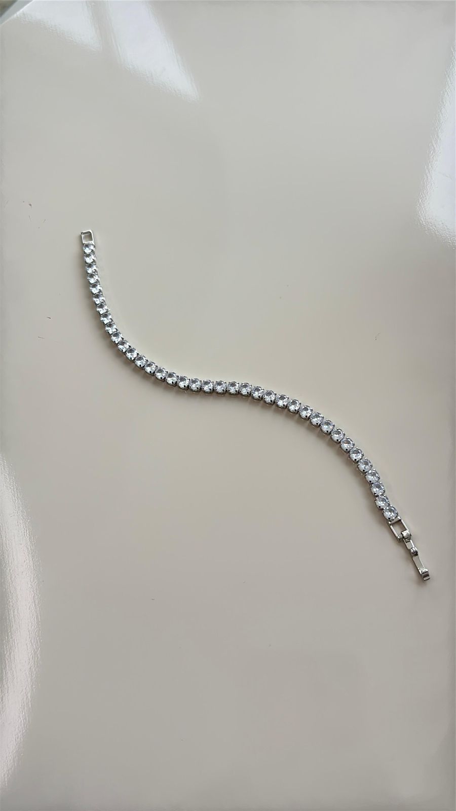 pulseira em pedras transparentes com fecho em prata