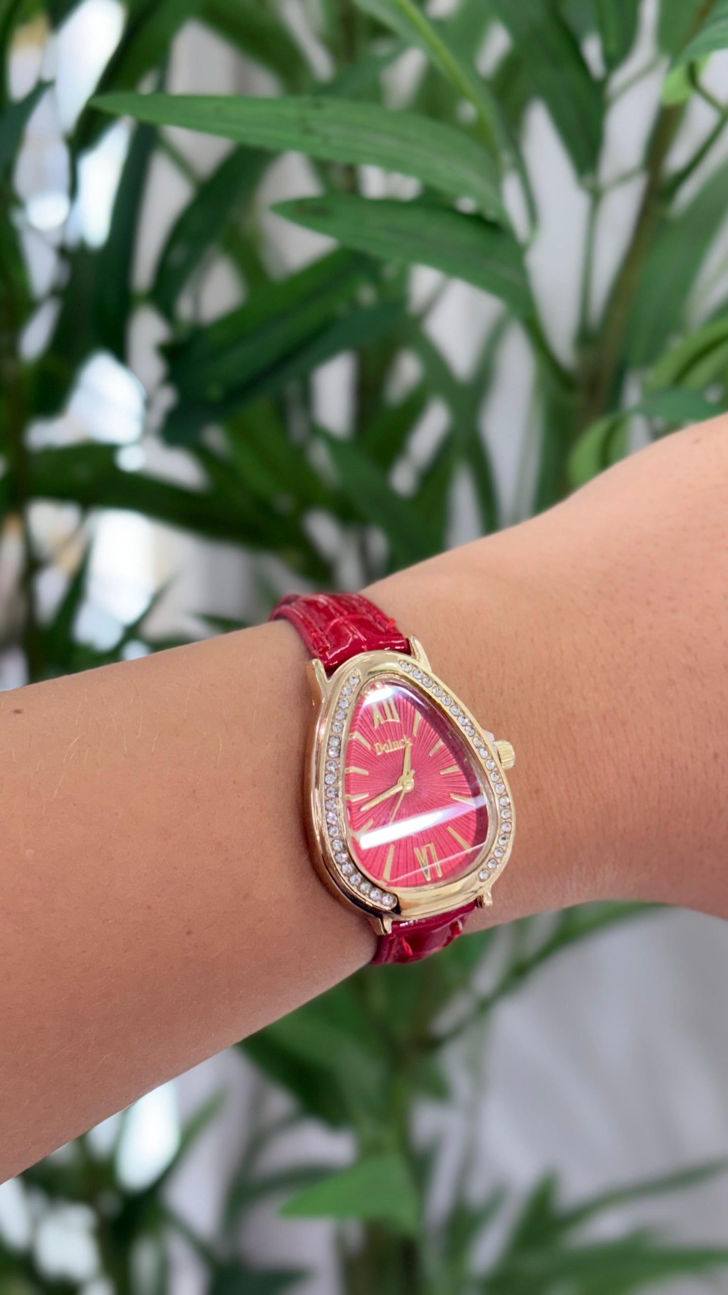 Relógio vintage vermelho com detalhes dourado e strass