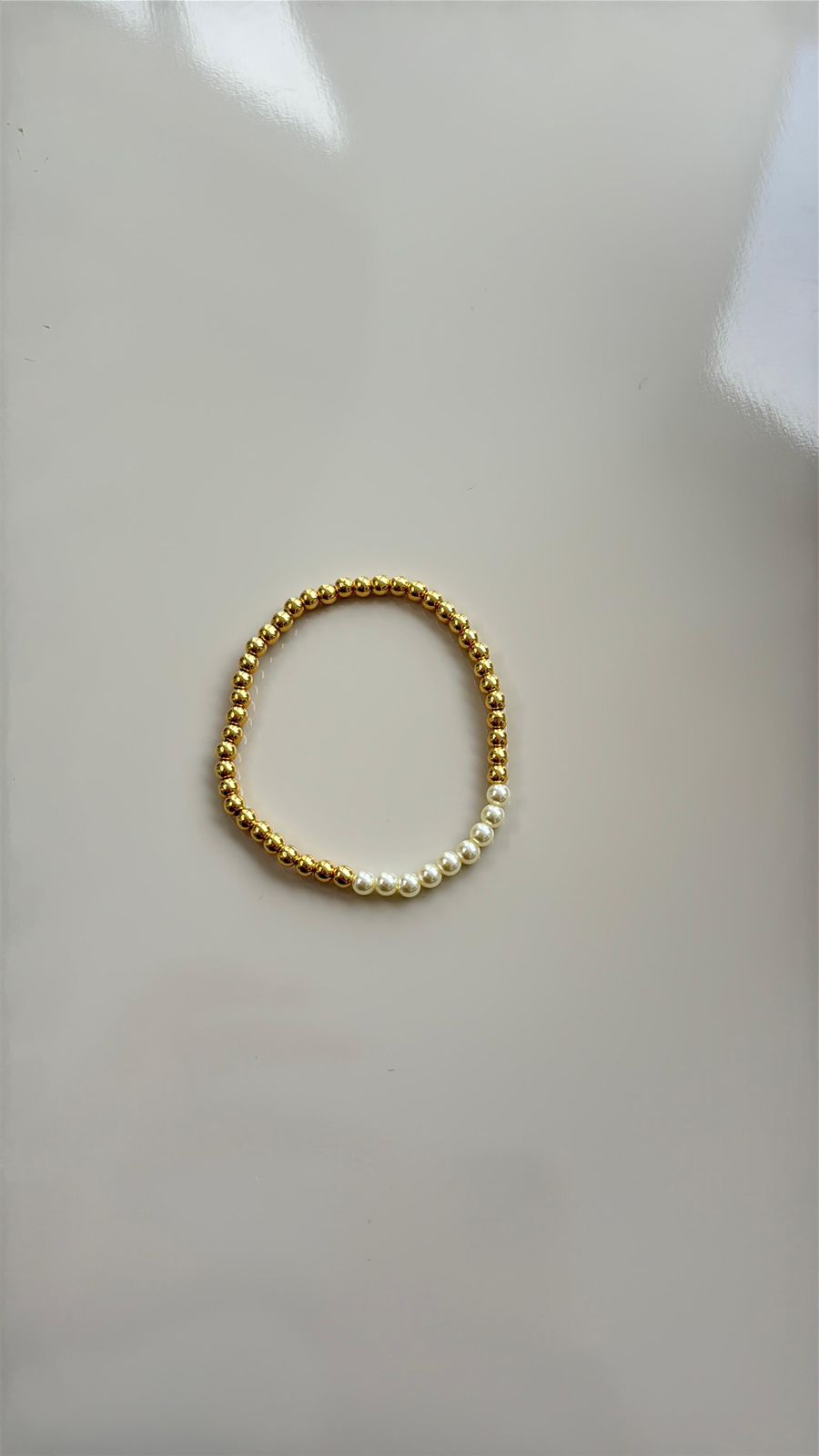 pulseira de pérola com bolinhas em dourado de elástico