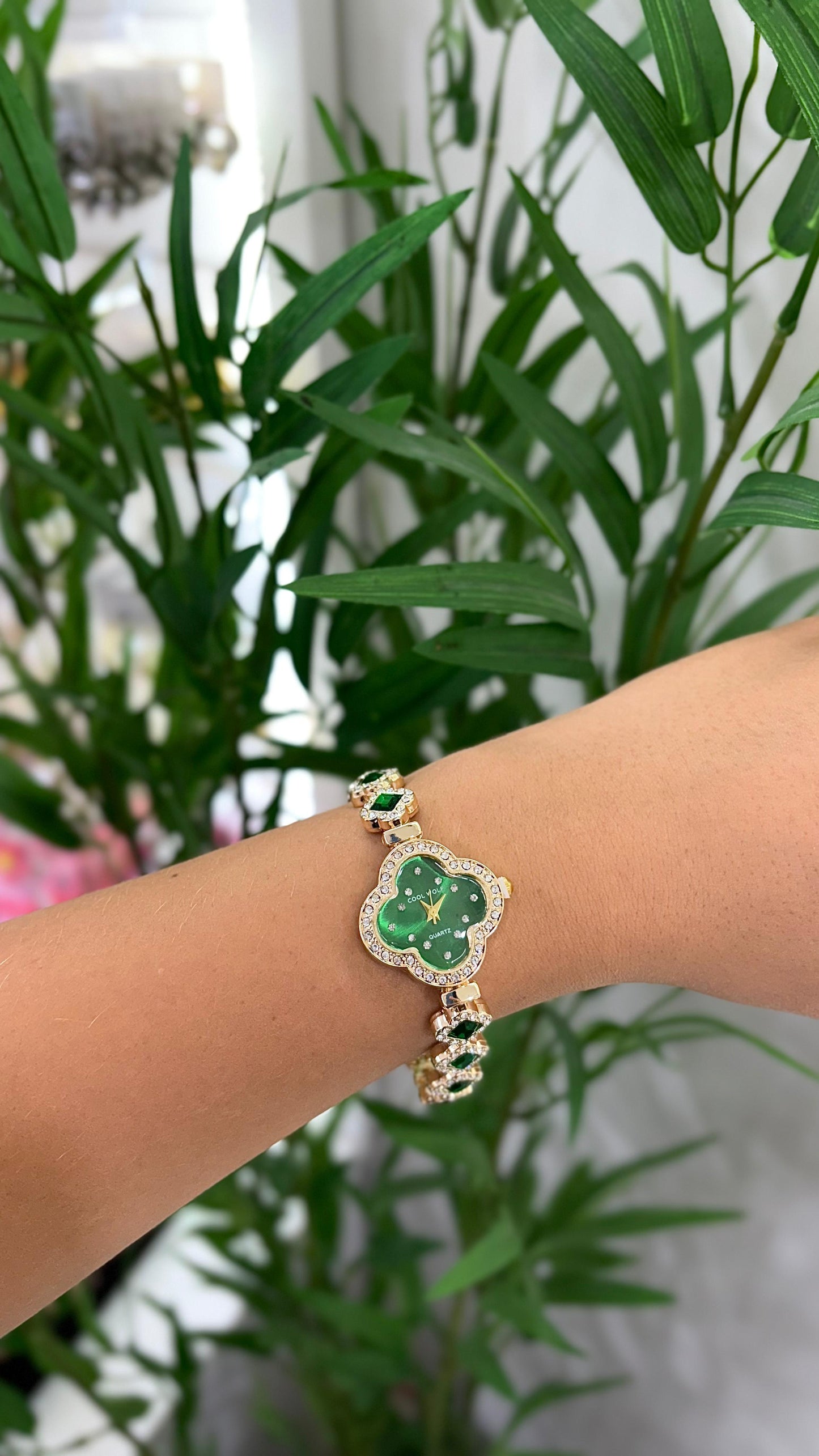 relógio inspiração Van Cleef dourado com verde