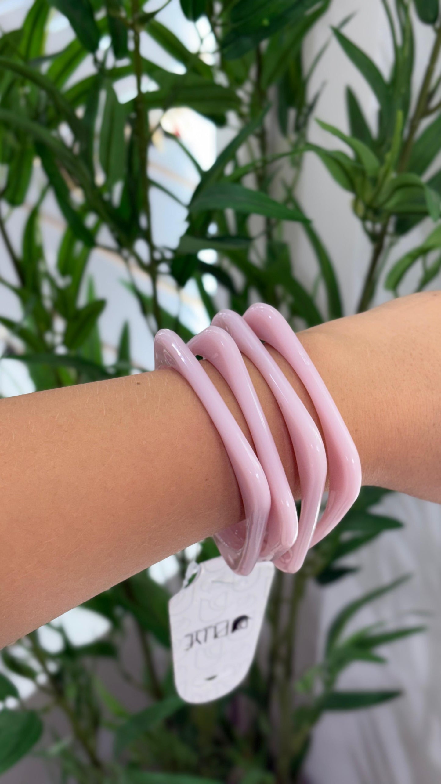 bracelete rosa claro transparente com 4 unidades