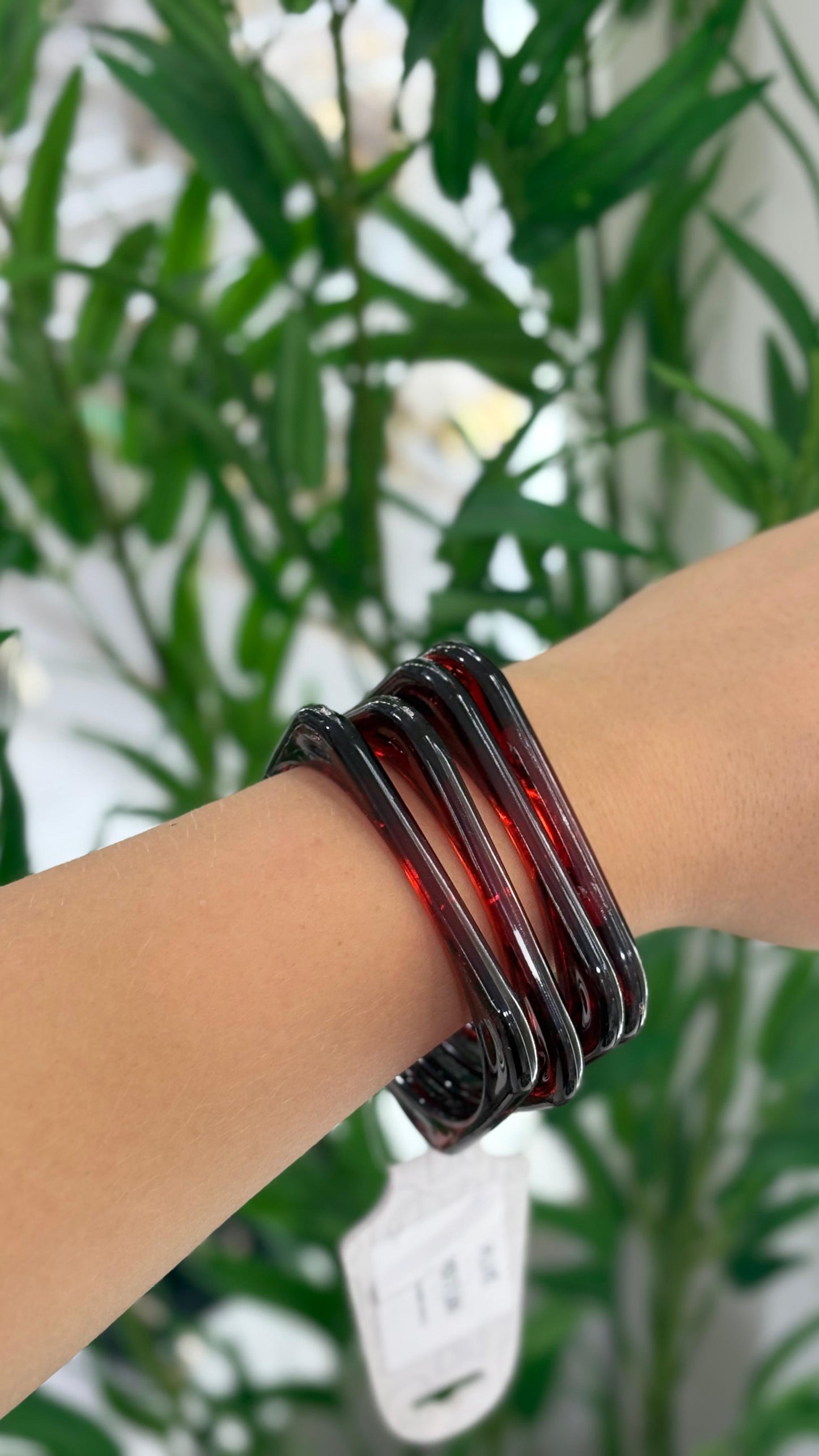 bracelete acrílico marrom escuro transparente com 4 unidades