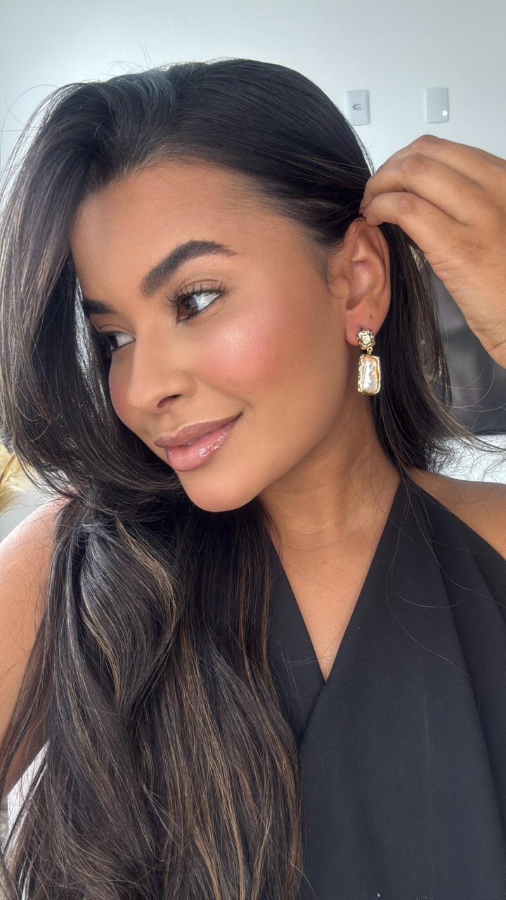 brinco dourado com detalhe em madre pérola revestido com dourado rajado