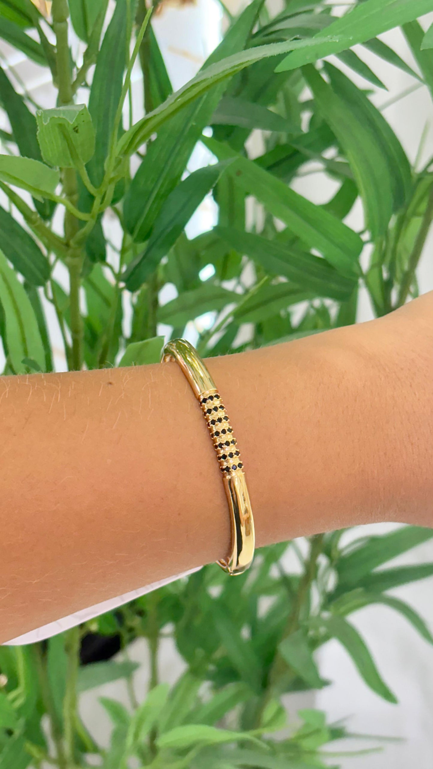 bracelete dourado com pedraria preta