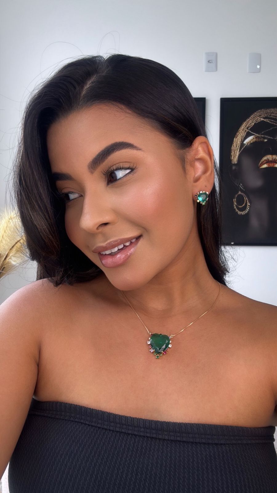 conjunto de colar e brinco dourado com coração verde esmeralda com detalhe nas bordas