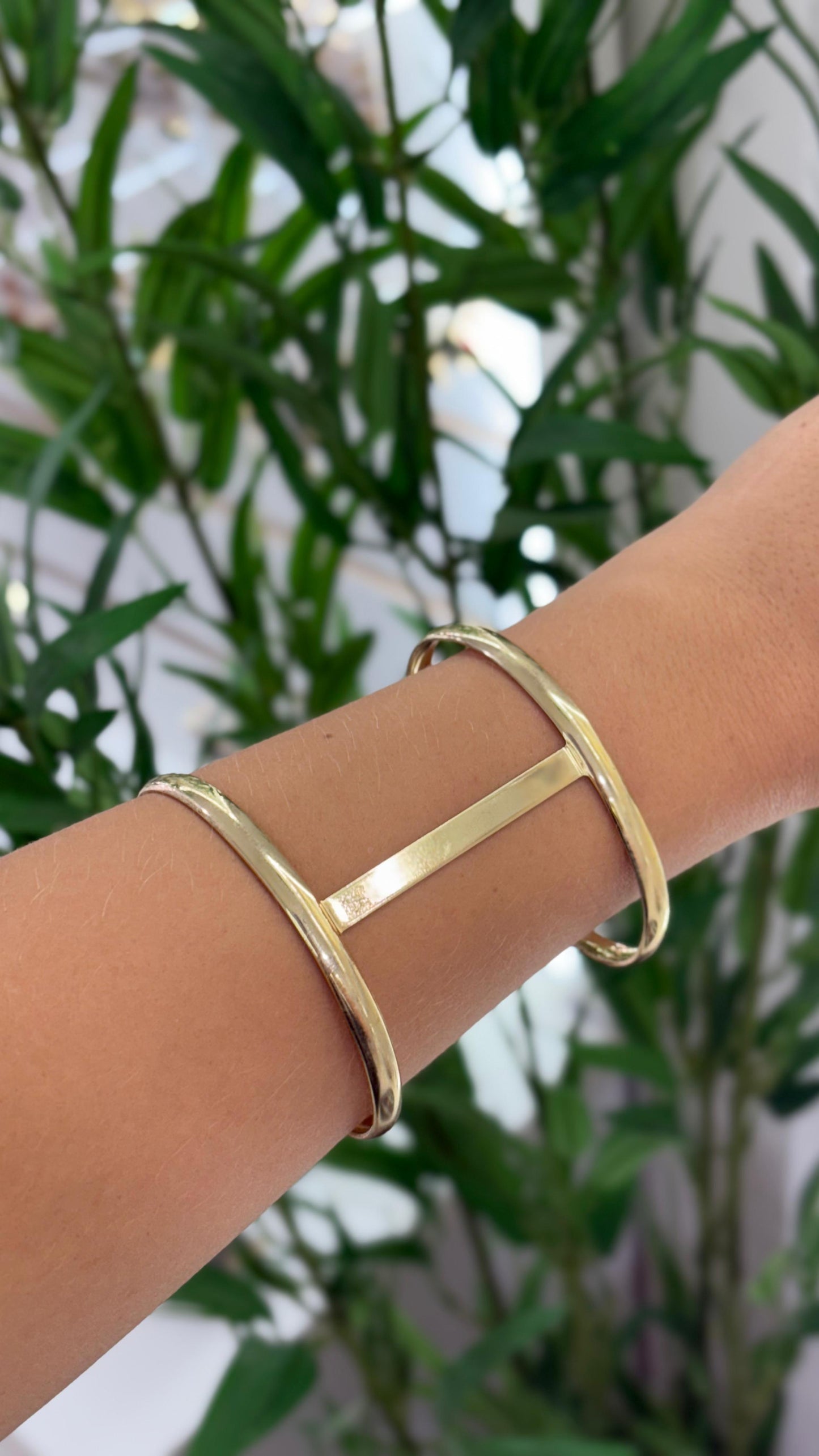 bracelete pulseira larga vazada dourada