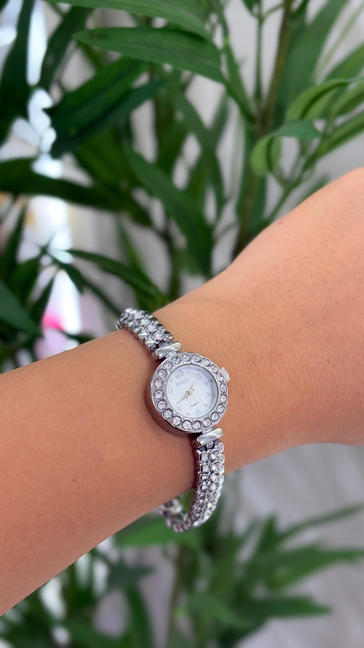 relógio cravejado de strass prata minimalista