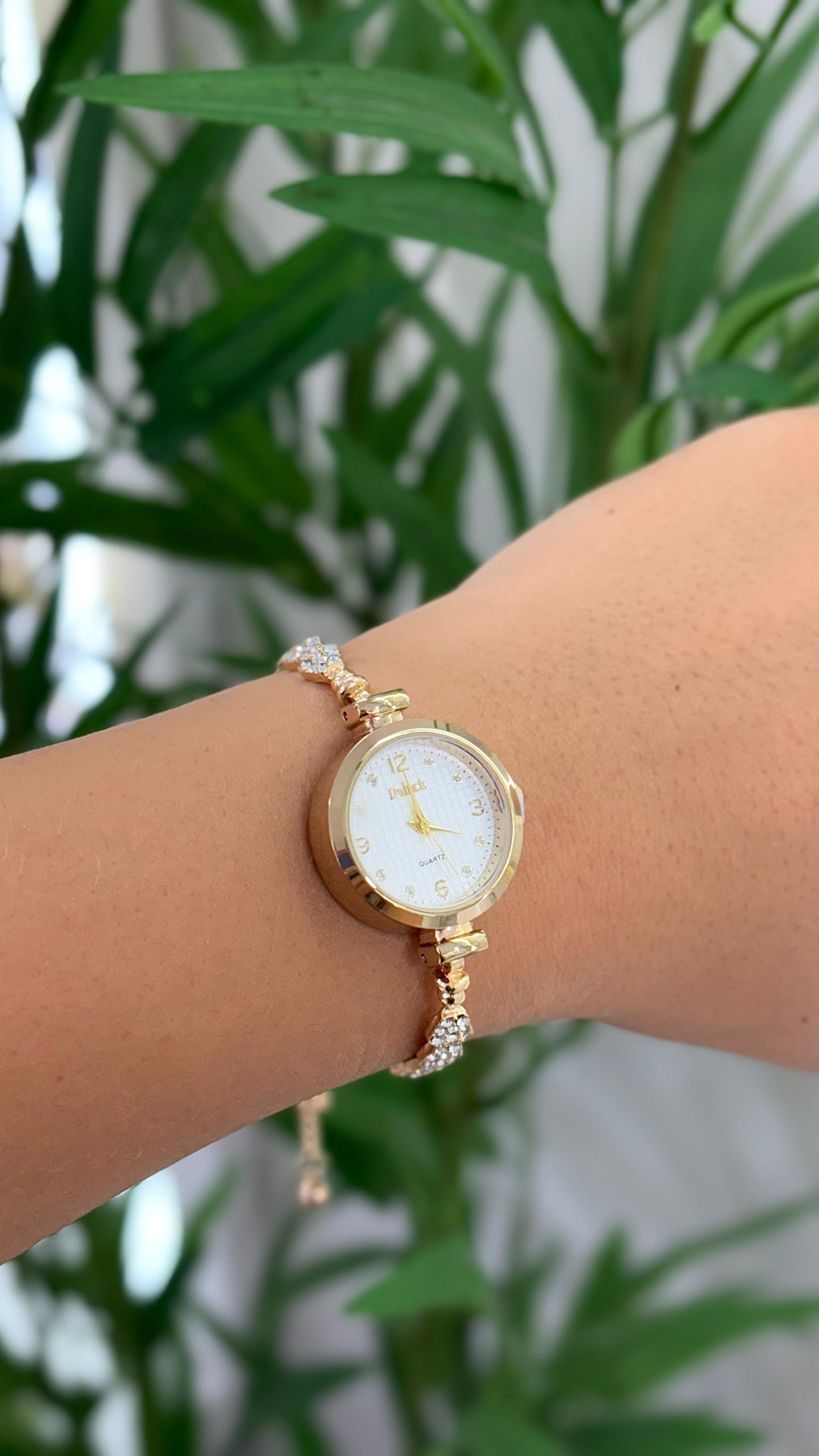 relógio minimalista redondo com fecho de gravatinha dourado