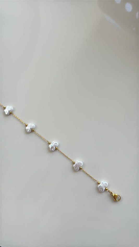 pulseira dourada com detalhe em borboleta minimalista