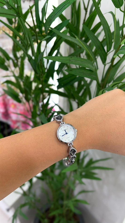 relógio prata com cinza fosco com detalhes em pedraria