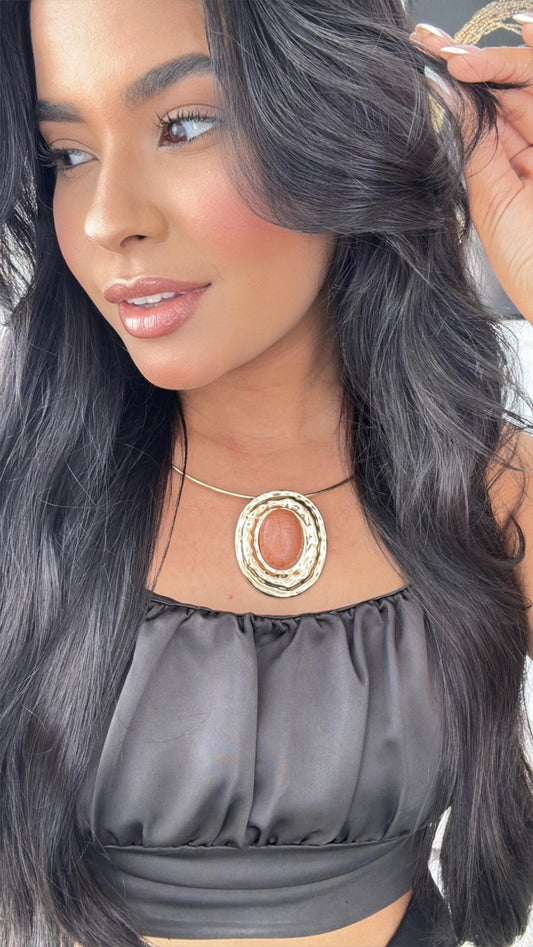 colar aro dourado com pingente central com pedra marrom
