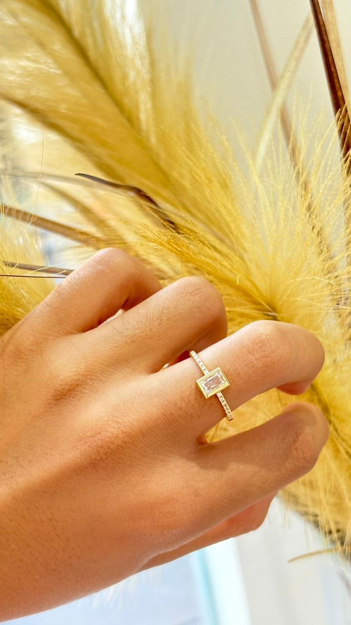 anel solitário dourado cravejado