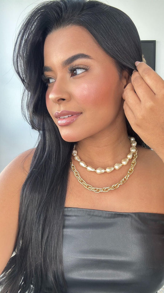 colar mix dourado com detalhes em perola com fecho duplo