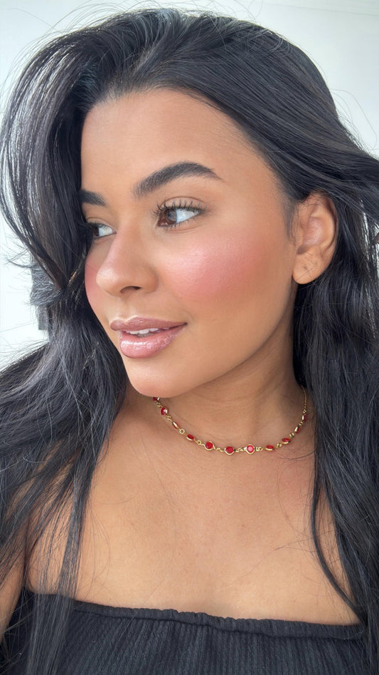 choker dourada com pedrinhas em vermelho delicada