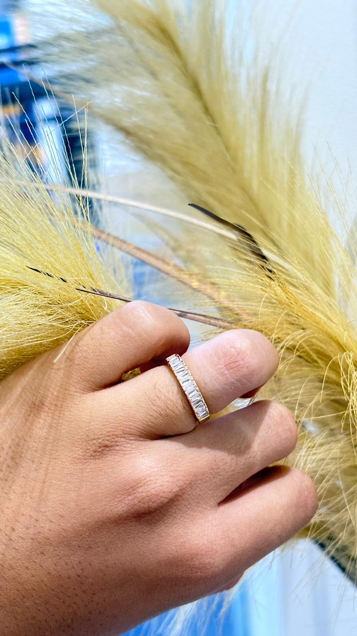 anel dourado com pedras transparentes