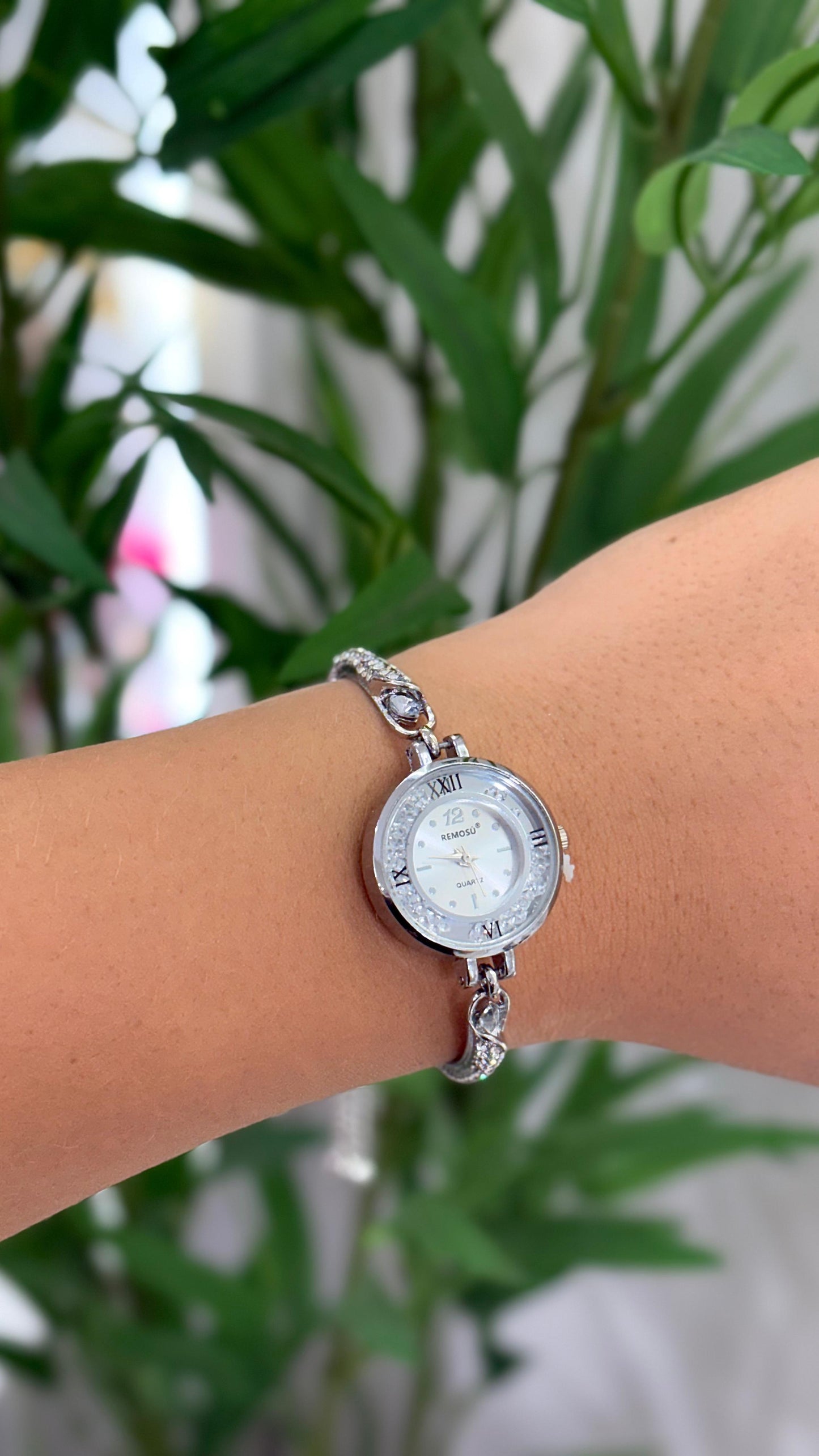 relógio minimalista com fecho de gravatinha com detalhes em cristais dourado e números romanos