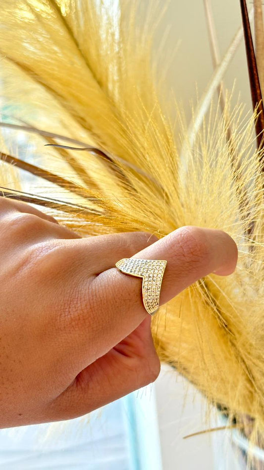 anel dourado formato v  com strass