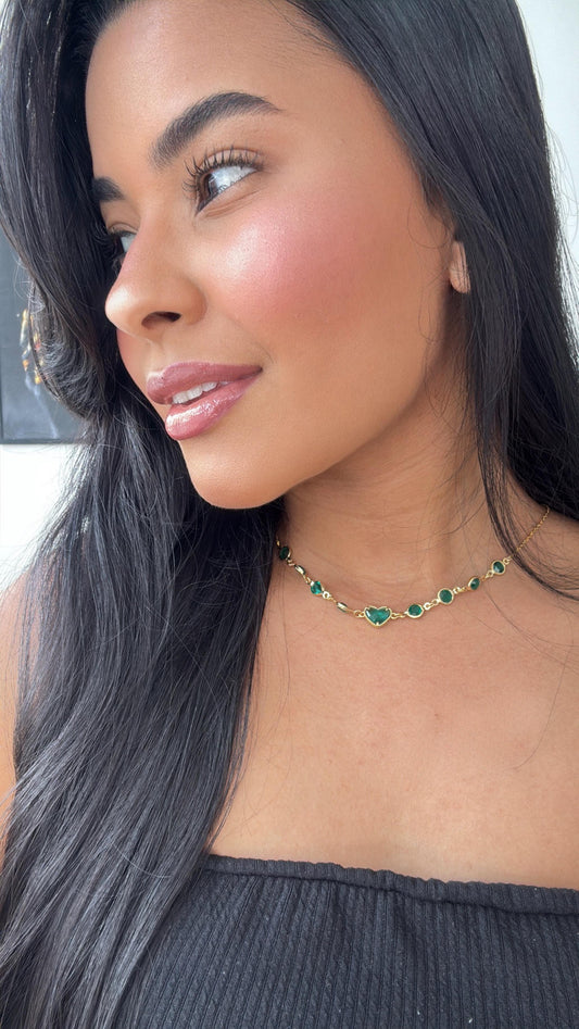 colar choker pedrinhas verde e coração