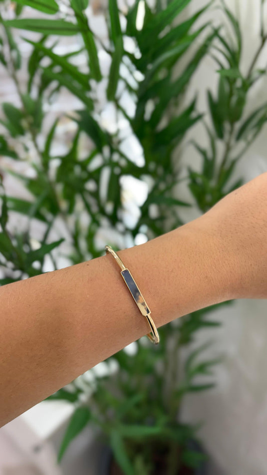 bracelete minimalista com detalhe quadrado