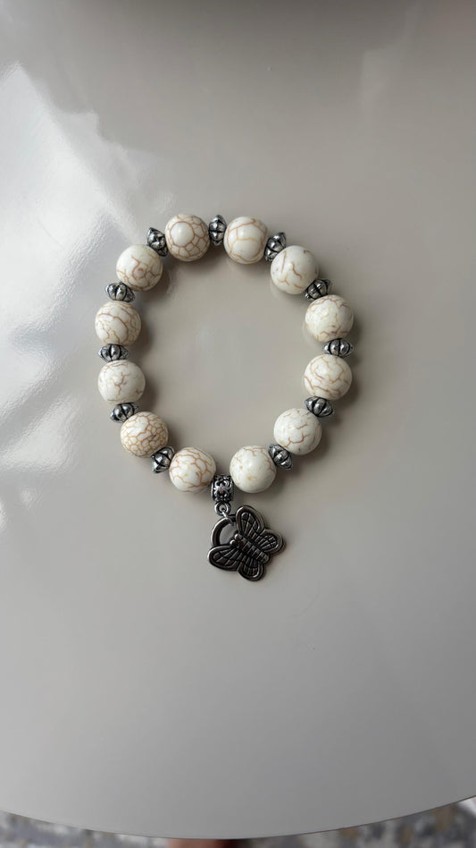 pulseira estilo boho branca com prata envelhecida