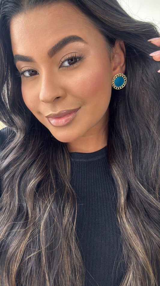 brinco botão azul com bordado  dourado