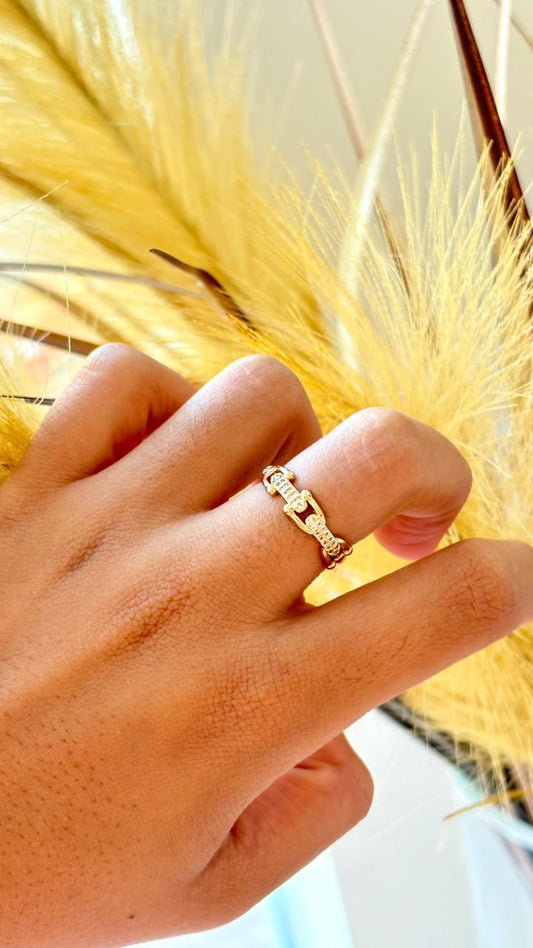 anel dourado minimalista com elos
