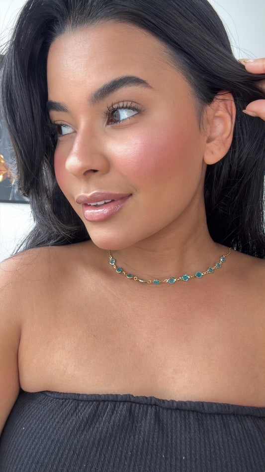 choker dourada com pedrinhas em azul delicada