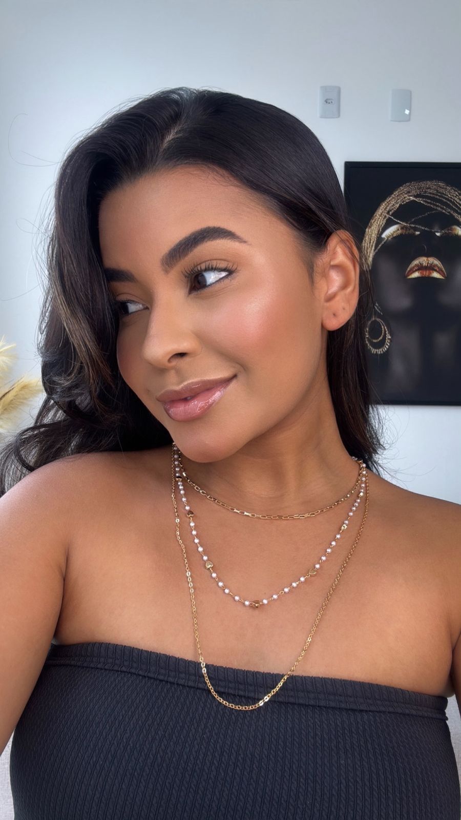 colar triplo com detalhe em dourado com mix de pérola