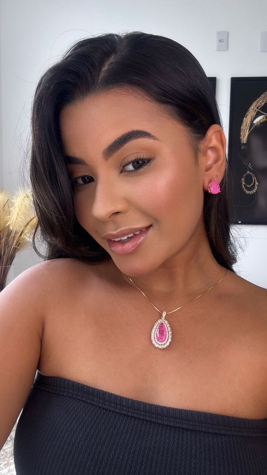 conjunto colar e brinco dourado com pingente em pedra rosa com detalhe cravejado nas laterais