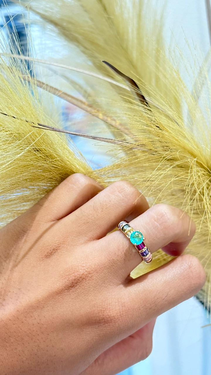 anel dourado pedras coloridas  em modelo solitário